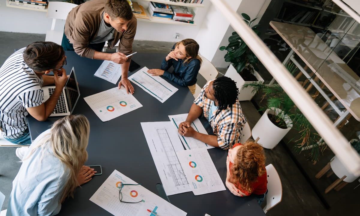 Behind the Scenes: The Role of an Exhibition Crew in Event Success